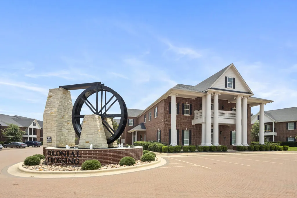 Colonial Crossing photo 1